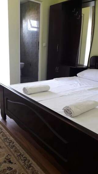 Загородные дома Hotel Lika Батуми Трехместный номер с видом на море-3